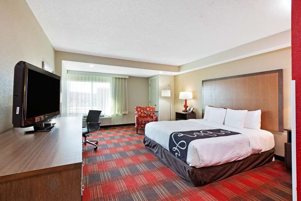 La Quinta Inn & Suites by Wyndham DC Metro Capital Beltway - photo 51