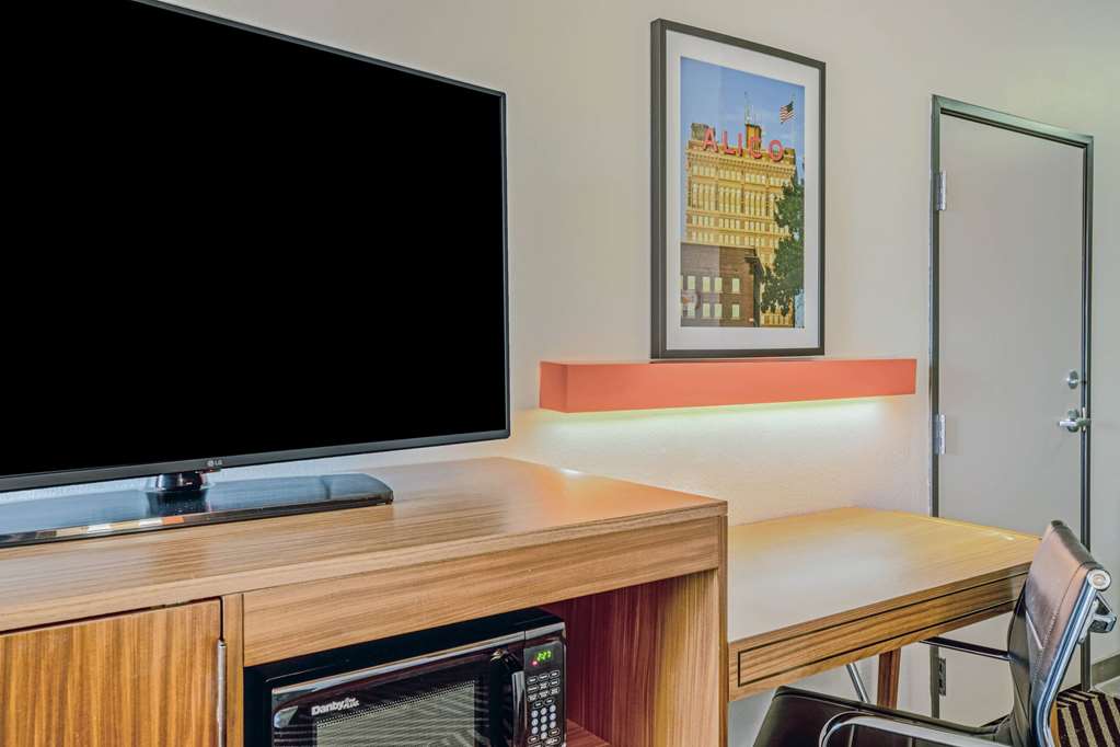 La Quinta Inn & Suites by Wyndham Waco Downtown Baylor - photo 27