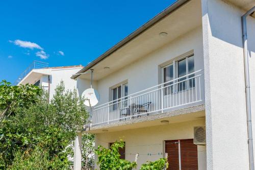 Komfortables Apartment nur 430 Meter zum Strand mit Meerblick Balkon Terrasse Grillbereich — 4-Star Luxury Hotel in Novi Vinodolski, Croatia