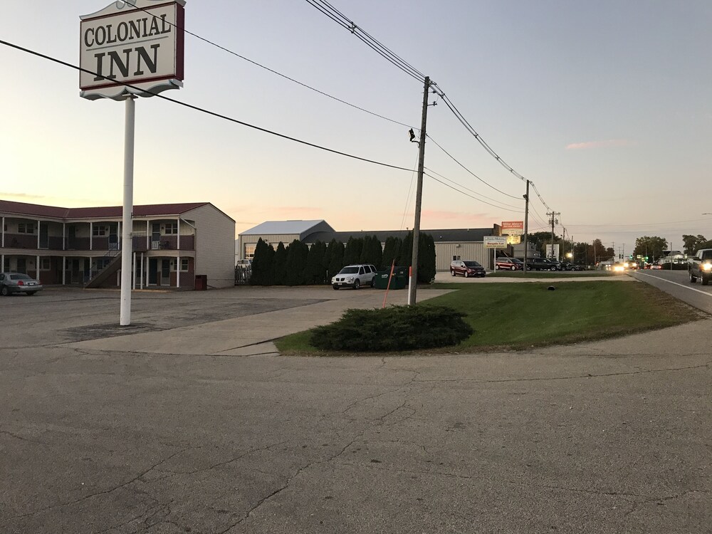Colonial Inn Dyersville - photo 42