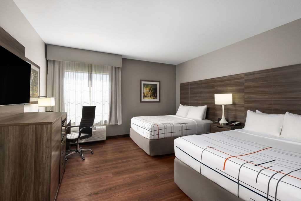 La Quinta Inn & Suites by Wyndham Denton University Drive - photo 19