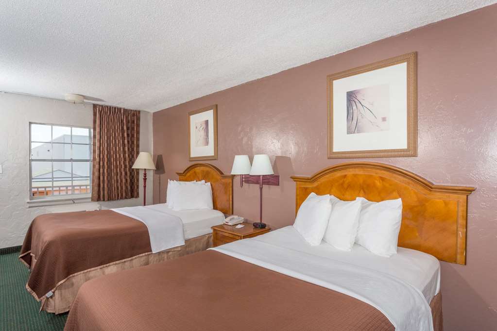 Howard Johnson by Wyndham Ft. Myers FL - photo 5