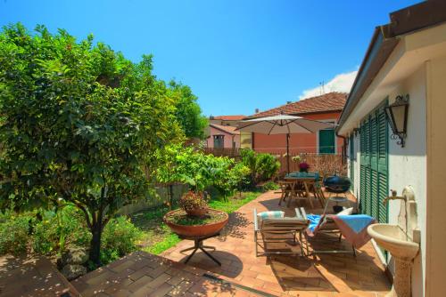 casa con giardino garage wi fi 2 bagni e AC in una camera da letto — 4-Star Luxury Hotel in Imperia, Italy
