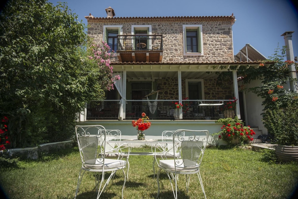 Archontiko Petras 1821 in Petra, Greece