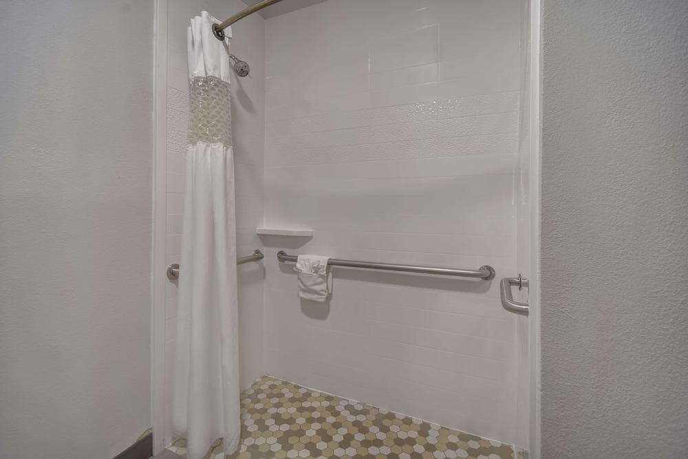 Hampton Inn Potomac Mills Woodbridge - photo 22
