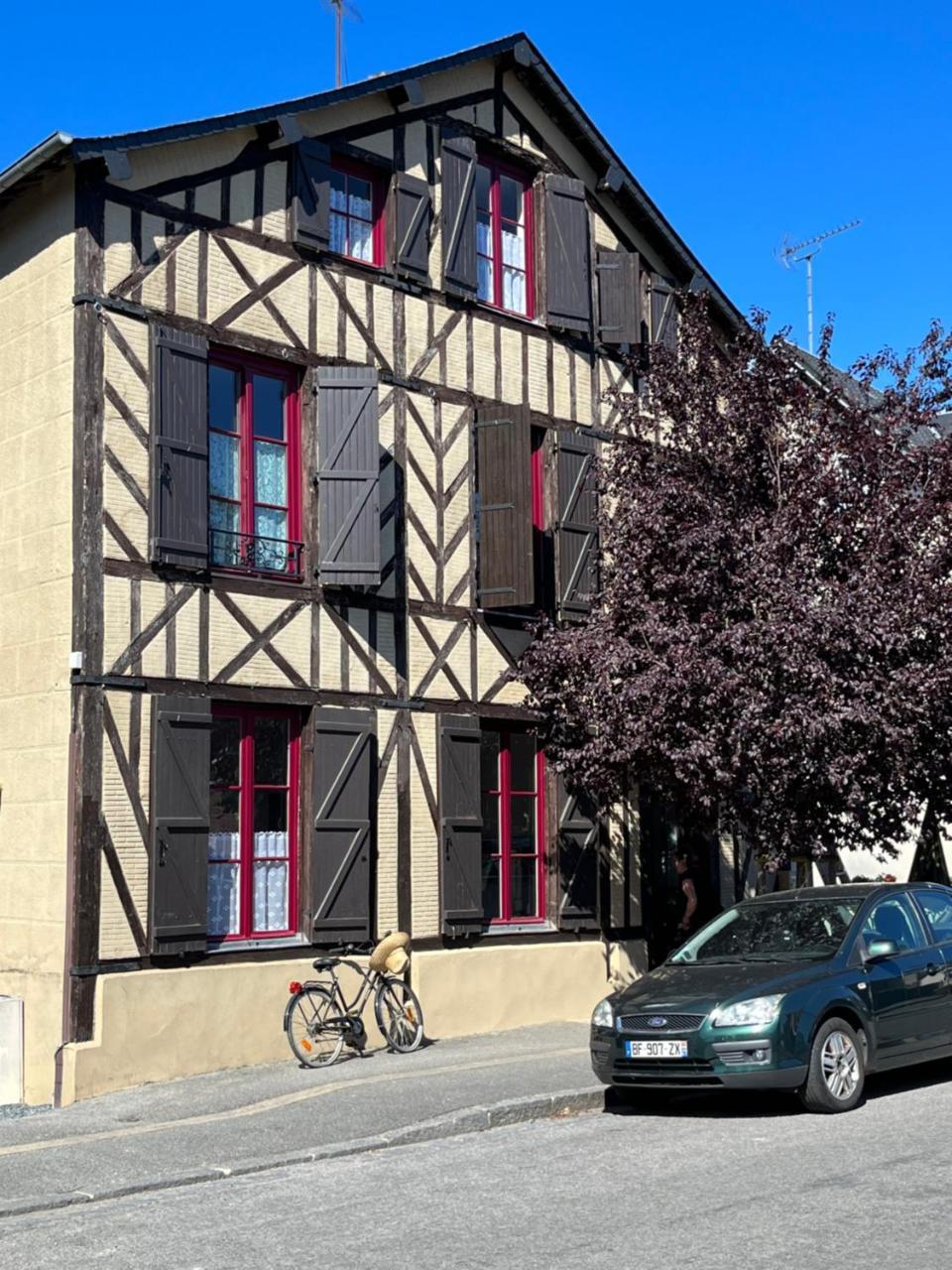 Maison de la Calonne Riverside House & Terrace — 4-Star Luxury Hotel in Cormeilles, France