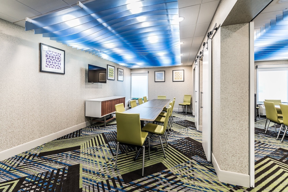 Holiday Inn Express Flint Campus Area by IHG - photo 35
