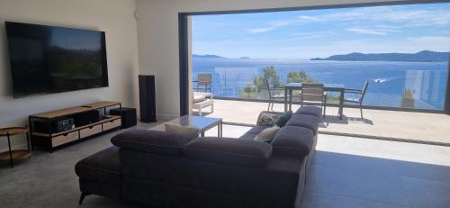 Splendide villa vue mer 180 A 500 m de la plage — 4-Star Luxury Hotel in Le Lavandou, France