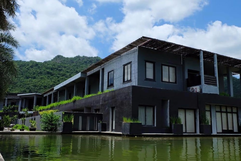 Avatar Miracle Hotel — Uthai Thani