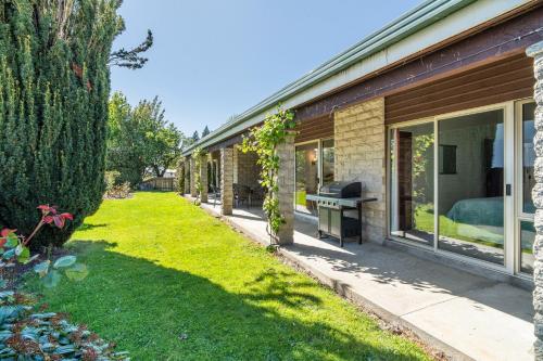 Sunlit Solace Wanaka Holiday Home — 4-Star Luxury Hotel in Wanaka, New Zealand