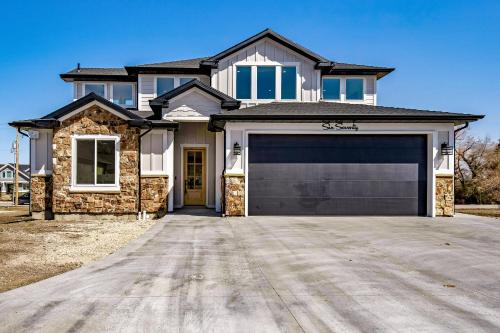 Marina View at Daisy Bay in Garden City, United States