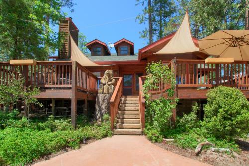 Willow Cove Lodge 5 bedrooms with a hot tub — 4-Star Luxury Hotel in Bass Lake, United States