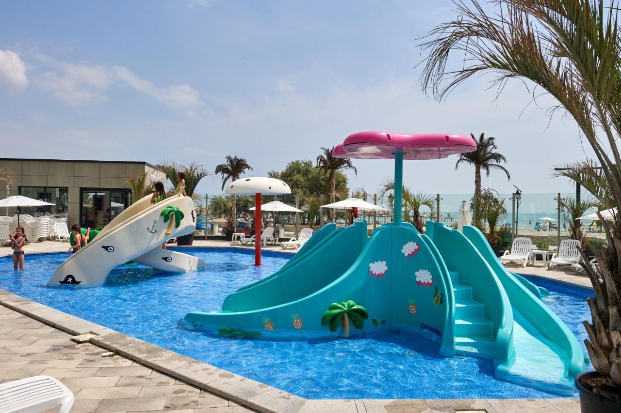 Brooklyn Apartment Spa and Pool Beach Resort parking in Unknown City, Romania