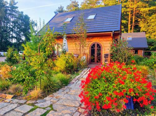 Woodorf drewnem usłane domki z bala nad rzeką Słupią wśród pól i lasów z chatą grillową ogniskiem i placami zabaw dla dzieci Royal Red House z jacuzzi i ogrodzonym extra ogródkiem dla piesków Royal Green House bez jacuzzi — 4-Star Luxury Hotel in Ustka, Poland
