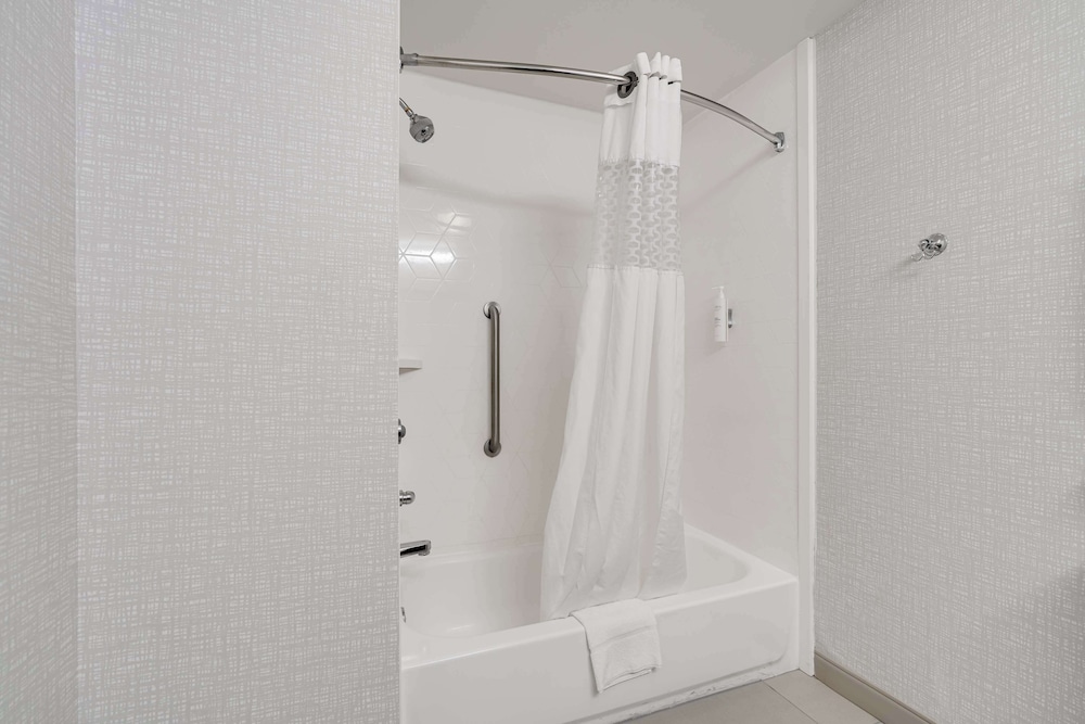 Hampton Inn Bloomington West - photo 25