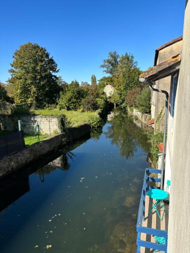 Right on the river 3 bedroom house centre of town — 4-Star Luxury Hotel in Aigre, France