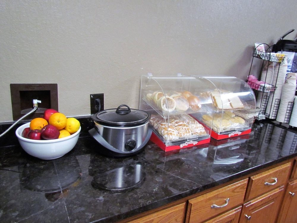 Oak Hill Inn & Suites - photo 60