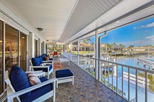Waterfront home with pool hammock and oversized yard — 4-Star Luxury Hotel in Marco Island, United States