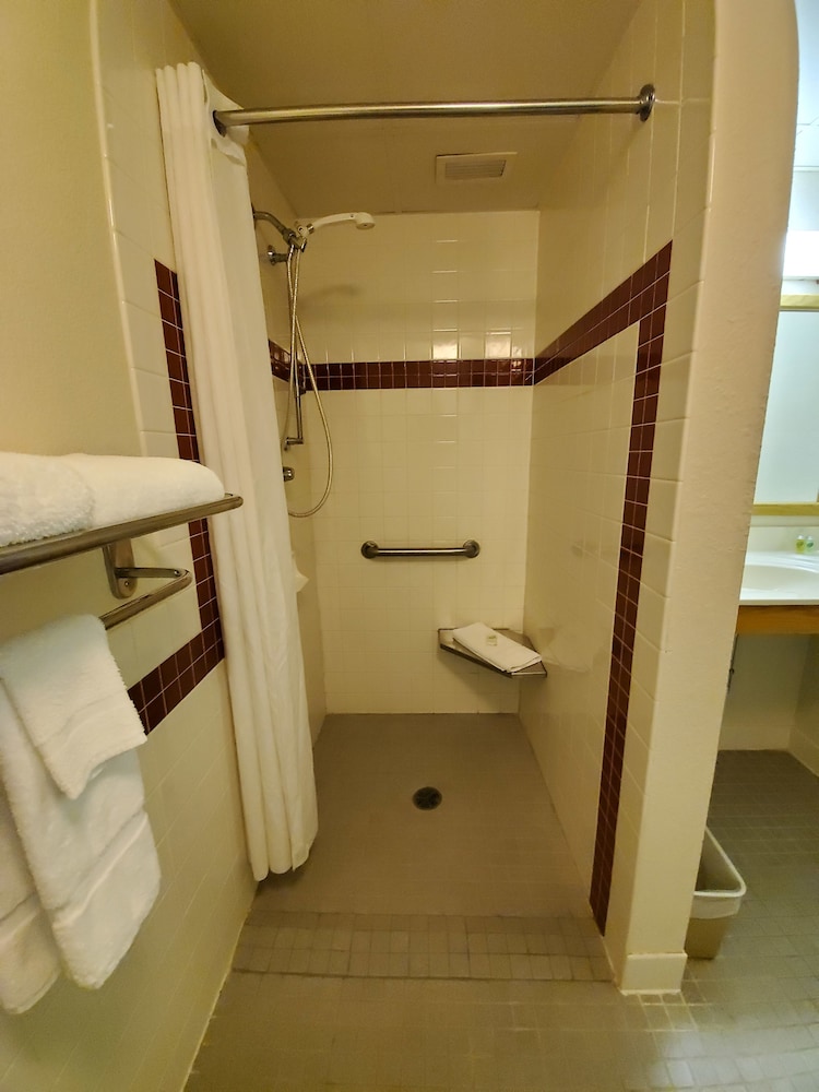 Boarders Inn & Suites by Cobblestone Hotels Ripon - photo 7