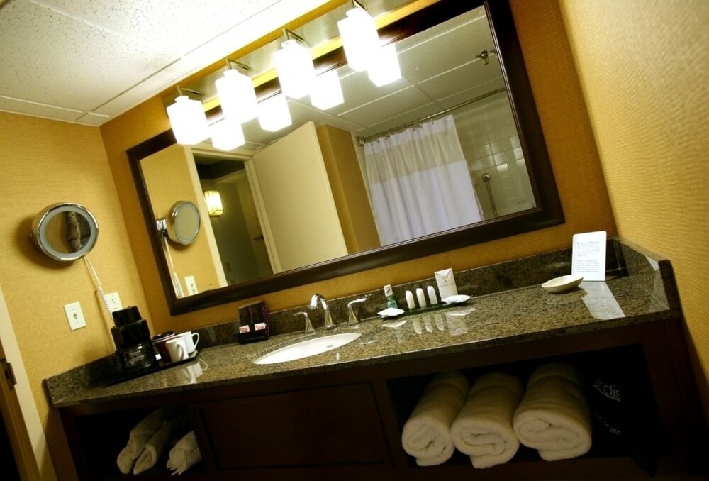 North Baltimore Plaza Hotel - photo 21
