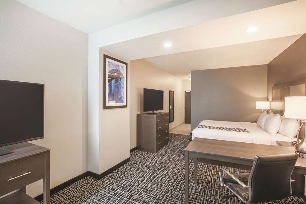 La Quinta Inn & Suites by Wyndham San Marcos Outlet Mall - photo 13