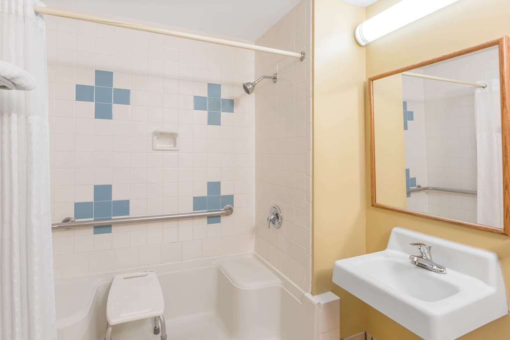 Super 8 by Wyndham Wichita Airport - photo 14