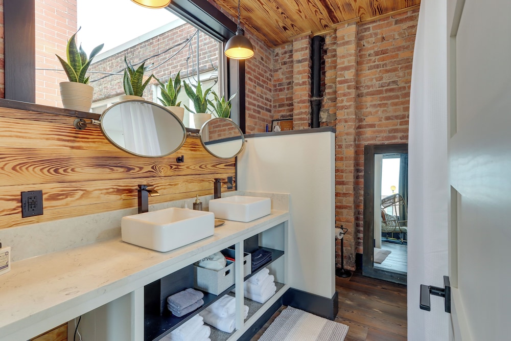 Luxurious Downtown Murphy Vacation Rental Loft — 4-Star Luxury Hotel in Murphy, United States