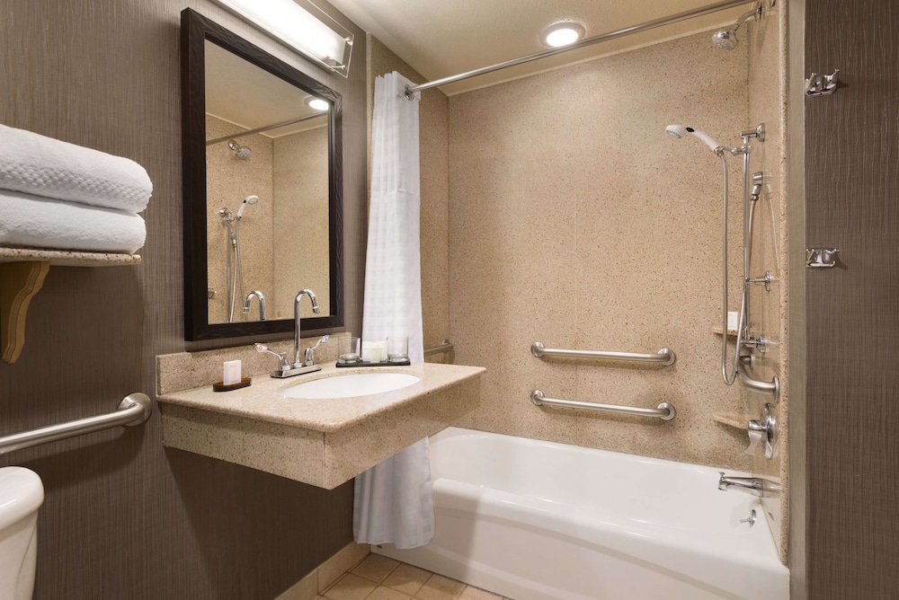Embassy Suites by Hilton Franklin Cool Springs - photo 34