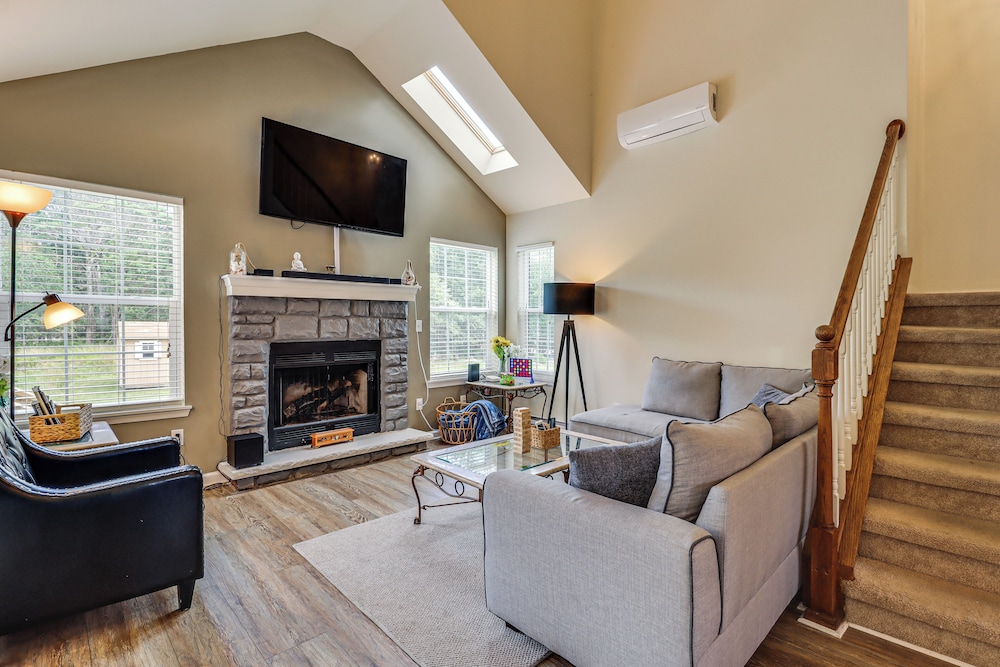 Family Retreat W 2 Game Rooms Deck In Long Pond — Mount Pocono