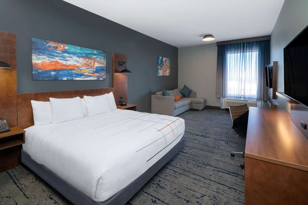 La Quinta Inn & Suites by Wyndham Louisville NE Old Henry Rd - photo 9