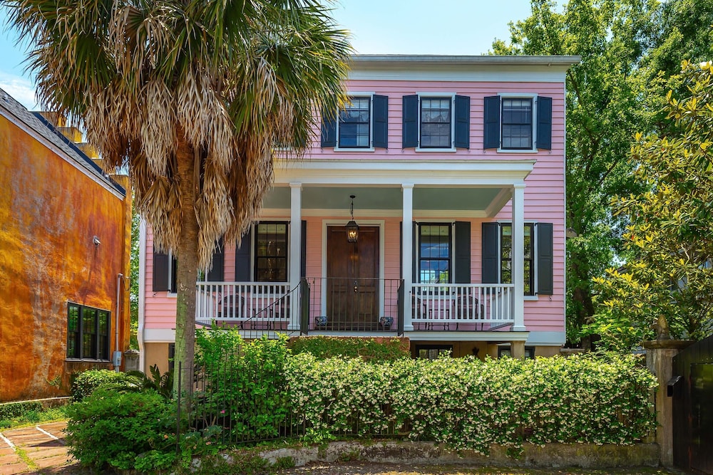 The Most Charming Old Brick Alley Charleston — 4-Star Luxury Hotel in Charleston, United States