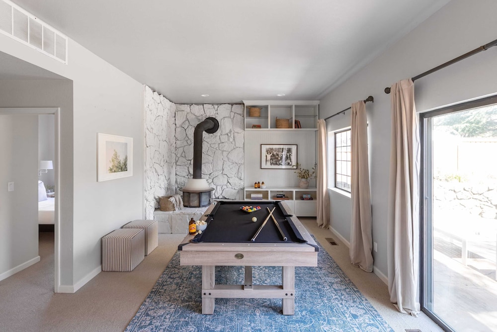 Jasmine by Avantstay Entertainers Paradise w Hot Tub Pool Table & Large Patio - photo 13