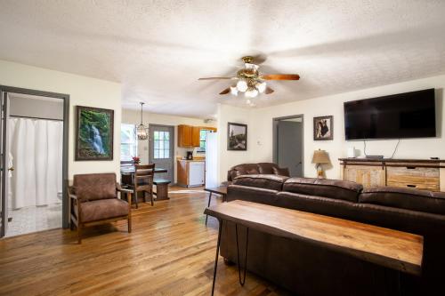 Hopp On Inn Secluded 3BR Home — 4-Star Luxury Hotel in Dandridge, United States