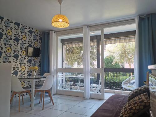 Studio in Saint cyprien With Furnished Terrace — 4-Star Luxury Hotel in Saint-Cyprien, France