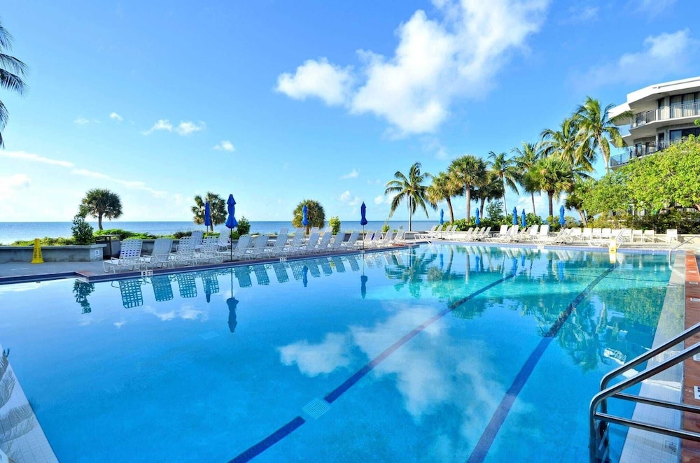 Atlantic Paradise by Avantstay Great Location w Balcony Outdoor Dining & Shared Pool & Hot Tub in Key West, United States
