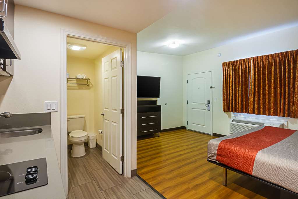 Motel 6 on Maple - photo 11