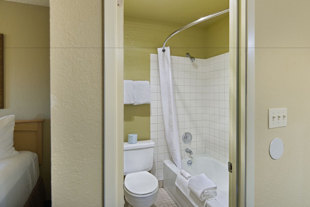 Oxnard Inn Lancaster - photo 26