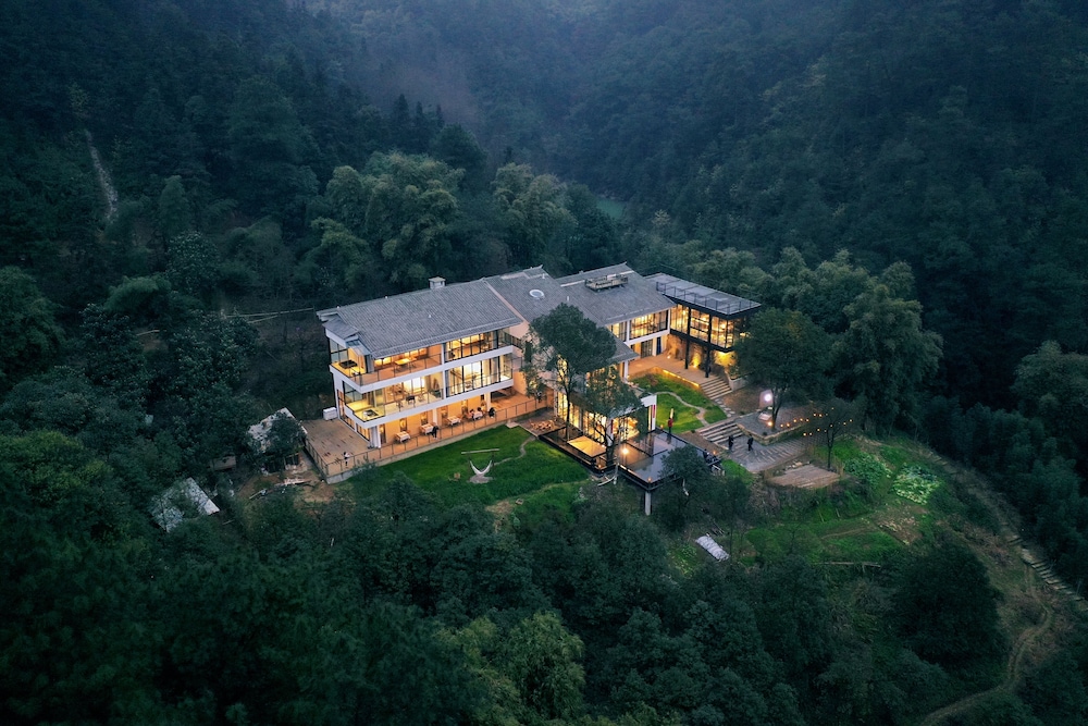 Hide and see - carbon neutral hotel in Chongqing