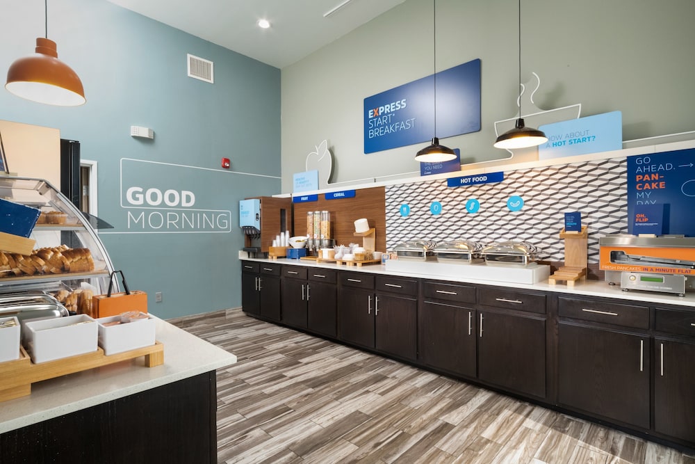 Holiday Inn Express & Suites Memphis Arpt Elvis Presley Blv by IHG - photo 13