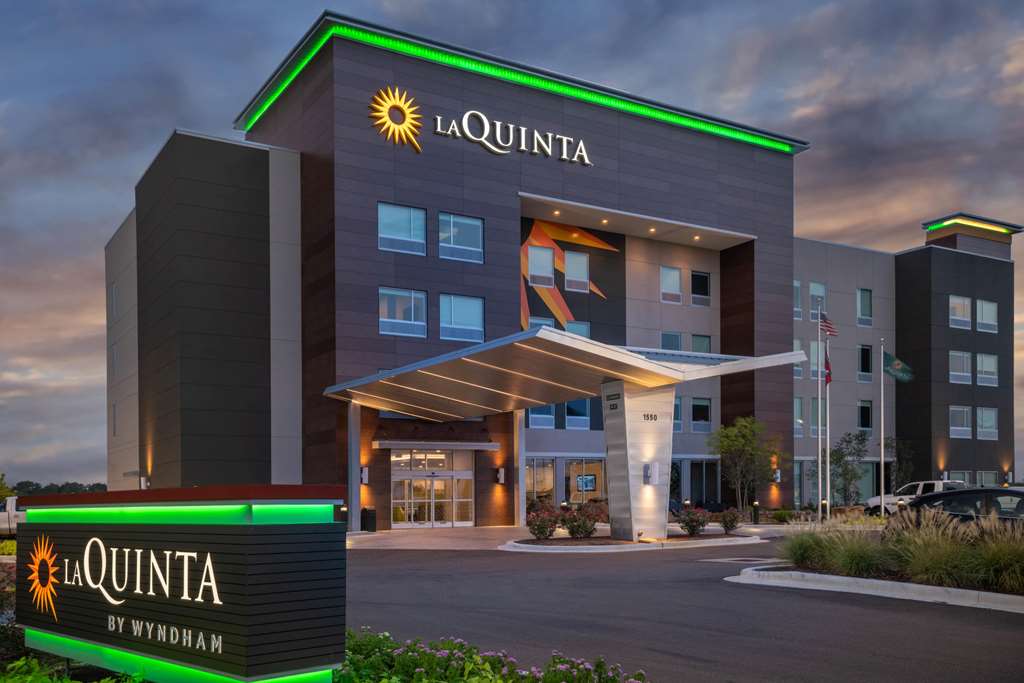 La Quinta Inn & Suites by Wyndham West Memphis - photo 2