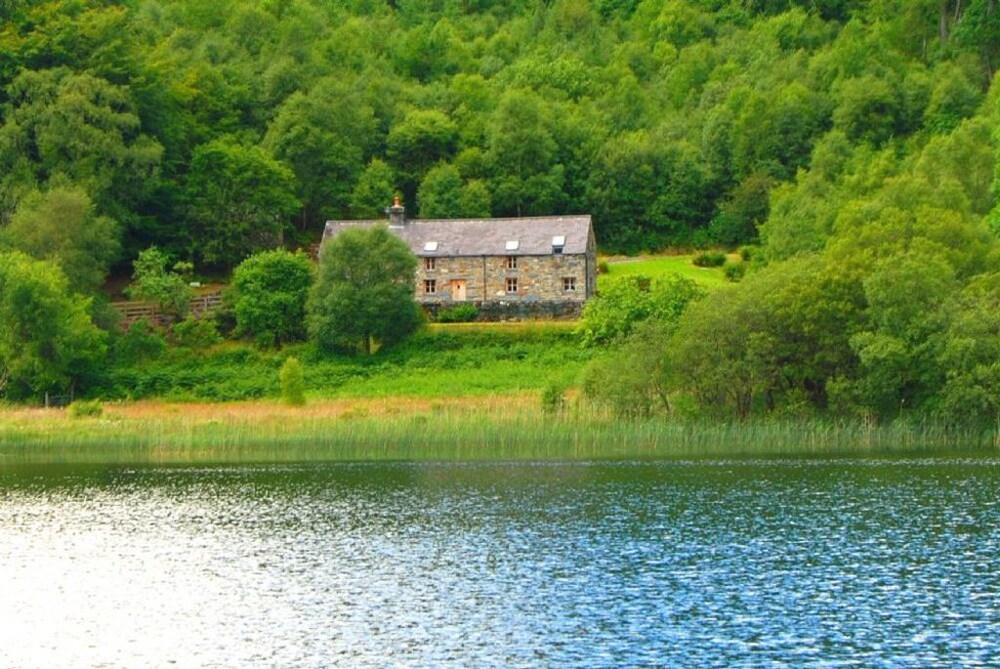 Ty Newydd - carbon neutral hotel in Unknown City