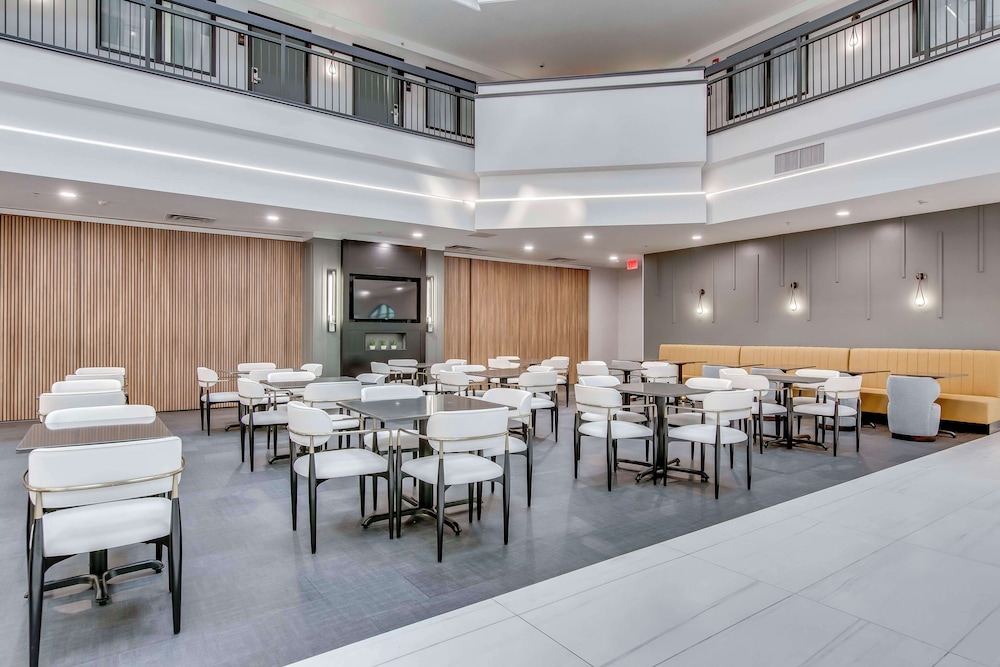 Embassy Suites Louisville East - photo 20