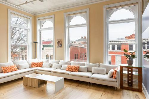 Penthouse Apartment Overlooking Downtown Mall — 4-Star Luxury Hotel in Charlottesville, United States