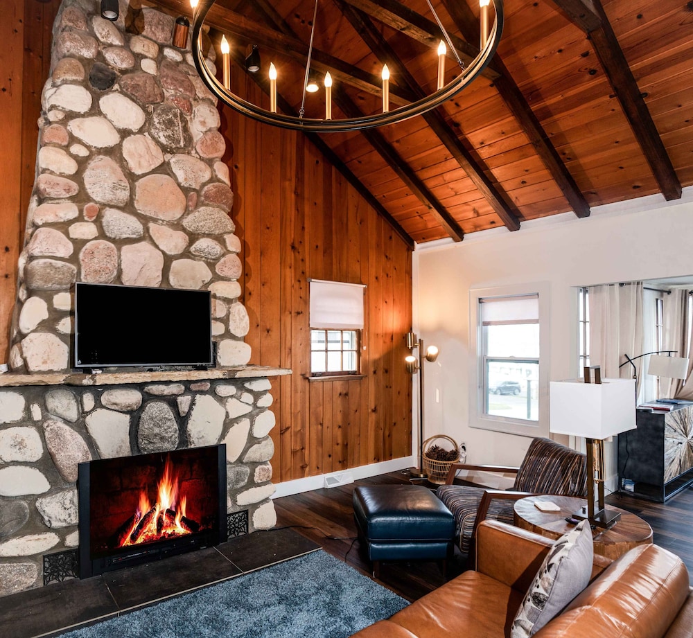 Como Cabin — 4-Star Luxury Hotel in Lake Geneva, United States