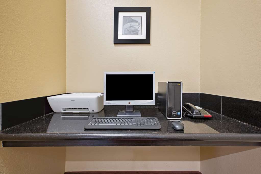 La Quinta Inn & Suites by Wyndham Pearland Houston South - photo 51