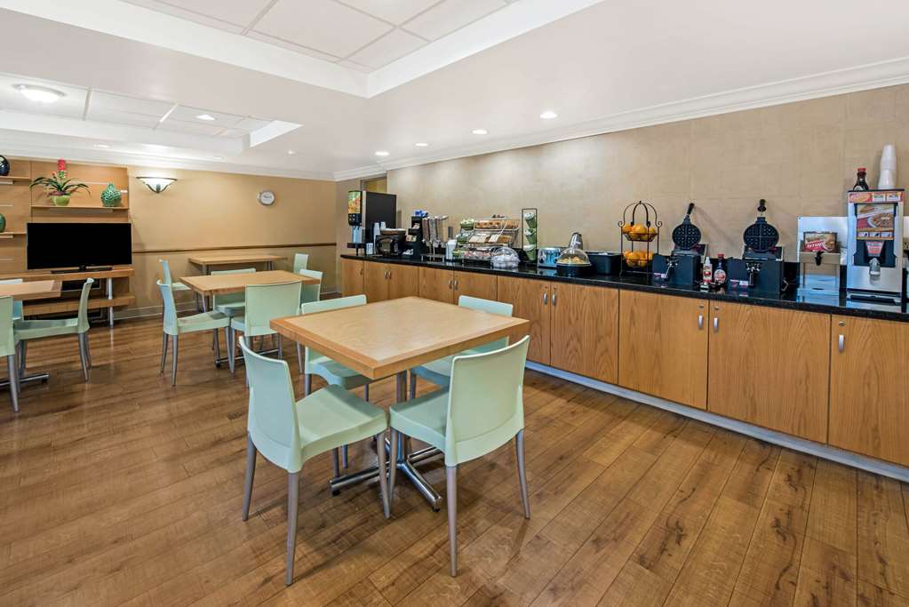 La Quinta Inn & Suites by Wyndham West Palm Beach Airport - photo 8