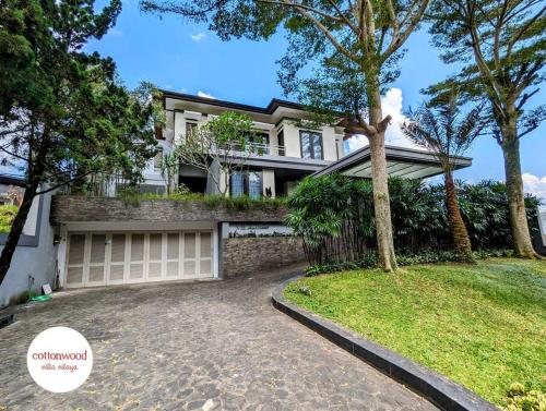 Cottonwood Villa Mewah Nilaya @Dago BBQ Pingpong — 4-Star Luxury Hotel in Bandung, Indonesia