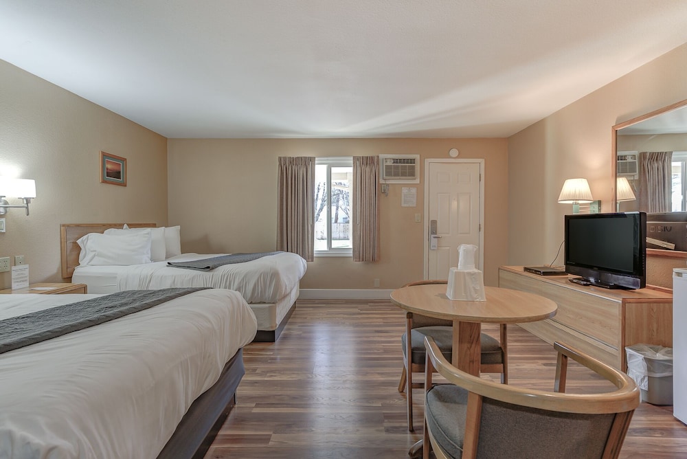 Shasta Pines Motel & Suites - photo 8