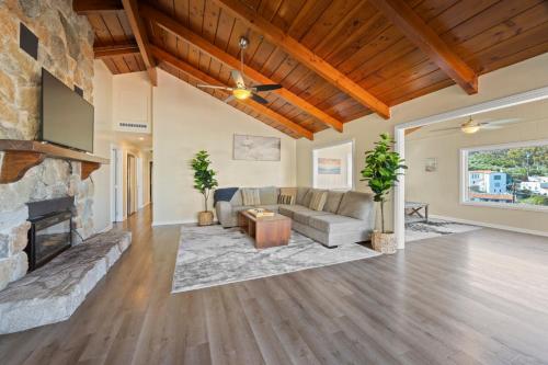 373EW 373 East Whittley in Avalon, United States