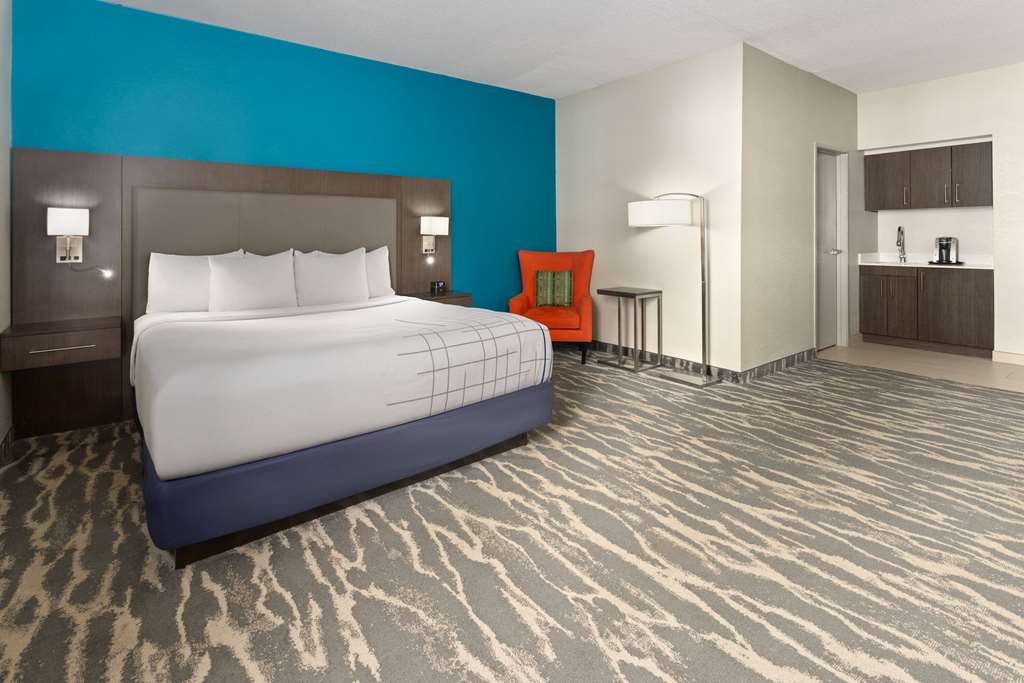 La Quinta Inn & Suites by Wyndham Kokomo - photo 18